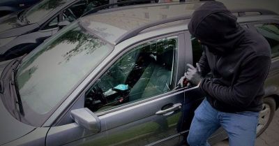 Nie pozostawiaj cennych rzeczy w samochodzie
